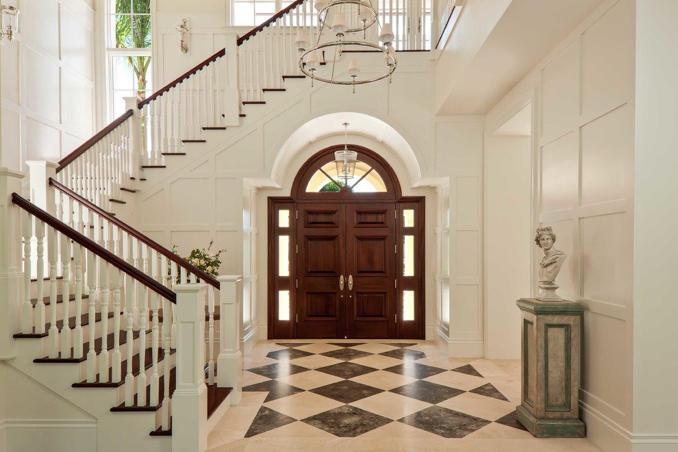 Foyer mit weißer Wandfarbe, Marmorboden, Doppeltür und brauner Haustür in Miami