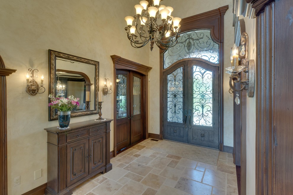 Diseño de puerta principal clásica grande con paredes beige, suelo de travertino, puerta doble, puerta de madera oscura y suelo beige