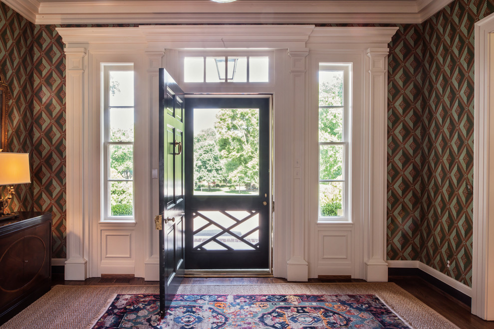 ナッシュビルにある高級な広いトラディショナルスタイルのおしゃれな玄関ロビー (マルチカラーの壁、無垢フローリング、緑のドア) の写真