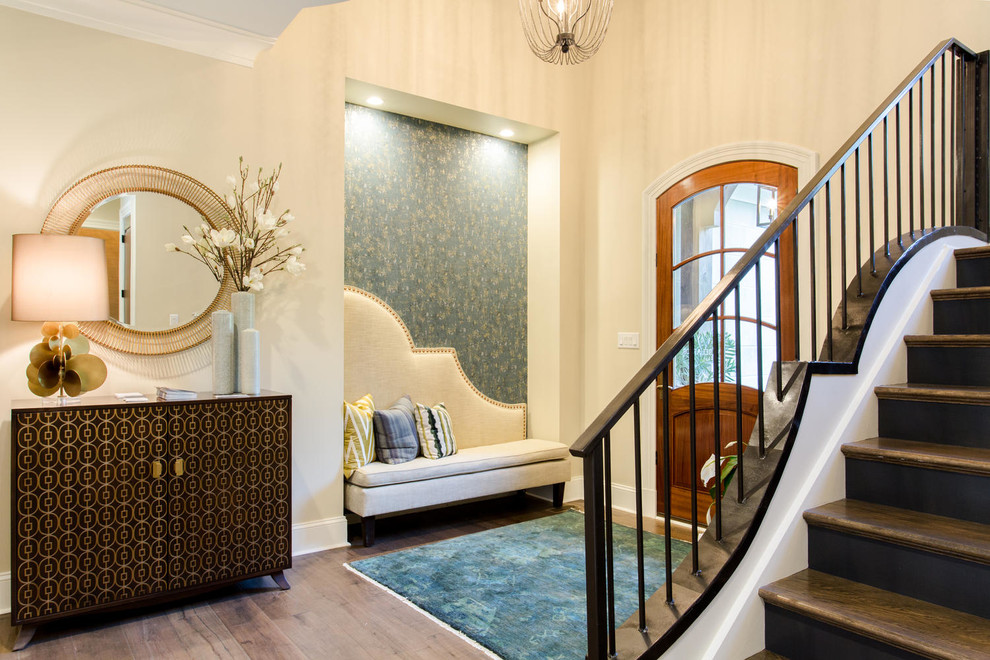 Klassisches Foyer mit beiger Wandfarbe, braunem Holzboden, Einzeltür und hellbrauner Holzhaustür in Richmond