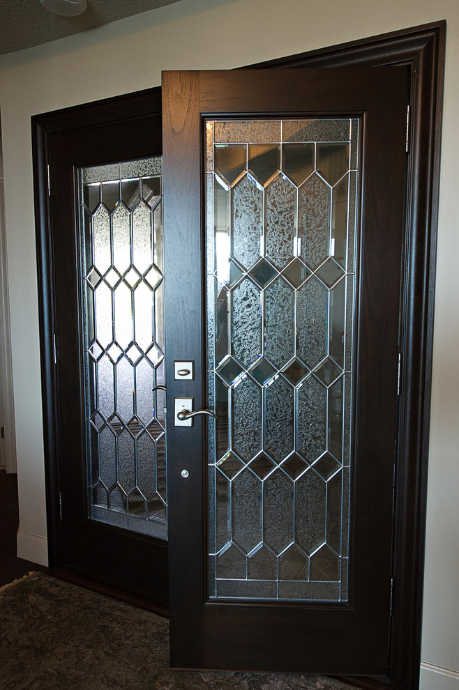 Пример оригинального дизайна: входная дверь среднего размера с синими стенами, темным паркетным полом, двустворчатой входной дверью, стеклянной входной дверью и коричневым полом