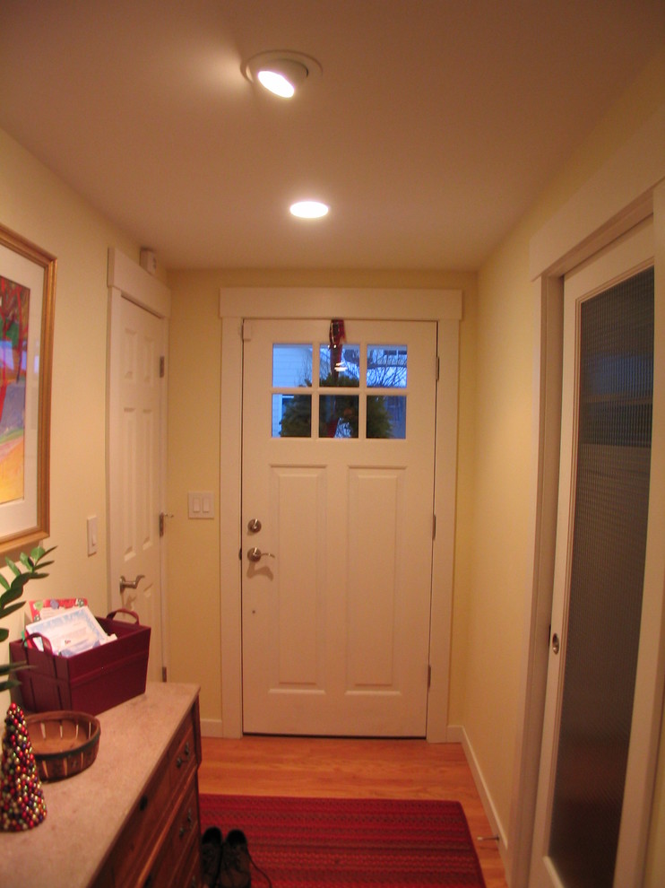 Example of a classic entryway design in Seattle