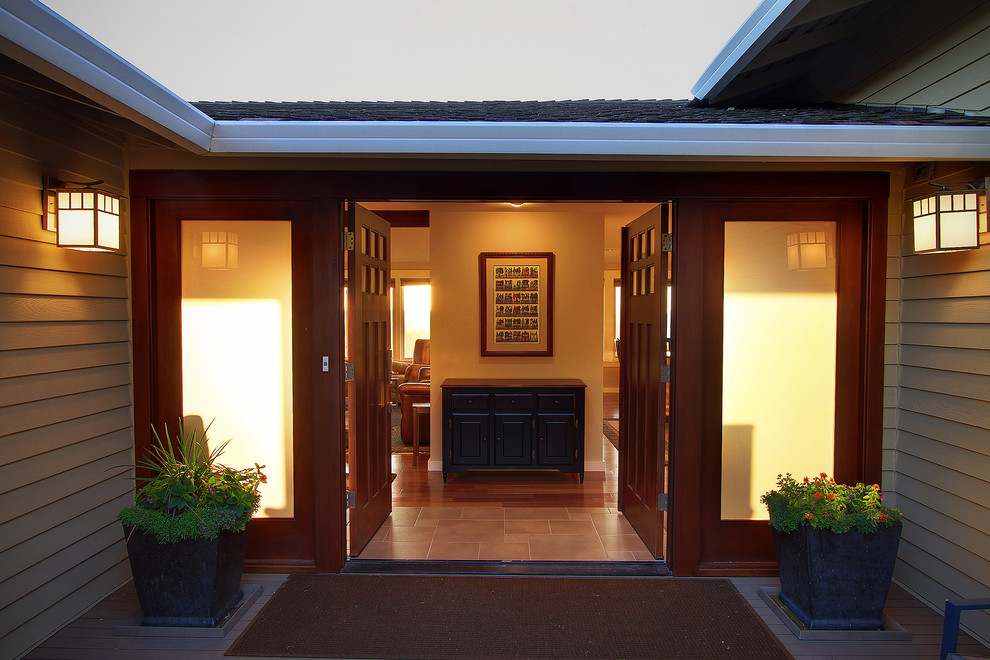 Foto de distribuidor de estilo zen grande con paredes grises, suelo de madera pintada, puerta doble y puerta de madera en tonos medios