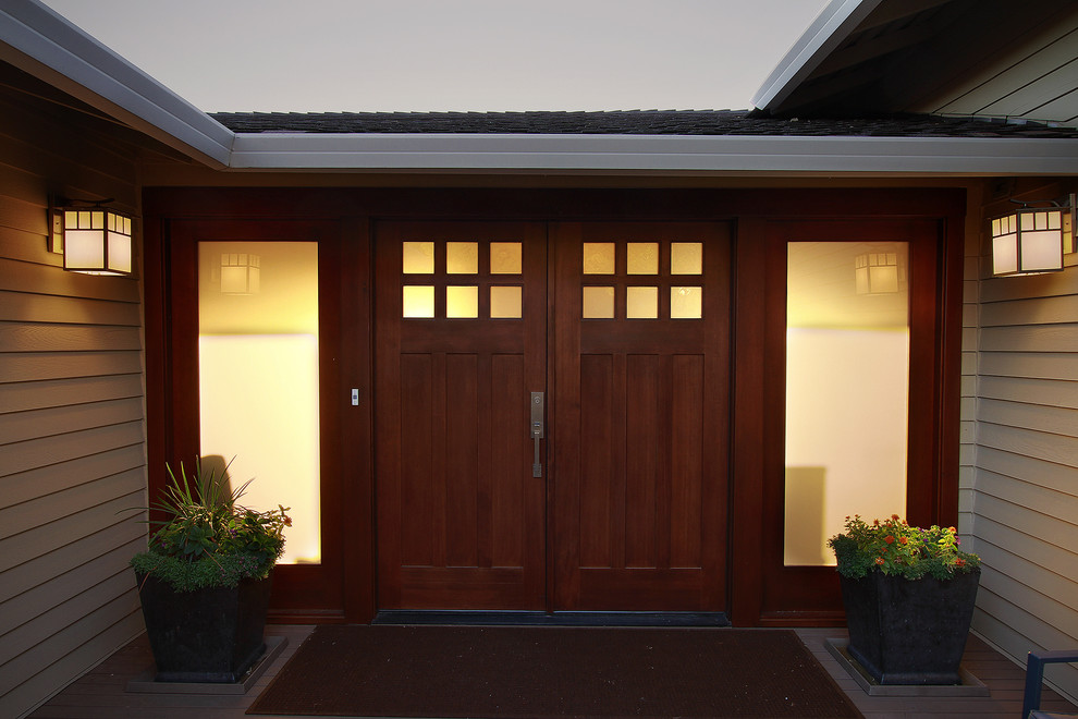 Стильный дизайн: большая входная дверь в восточном стиле с серыми стенами, деревянным полом, двустворчатой входной дверью и входной дверью из дерева среднего тона - последний тренд