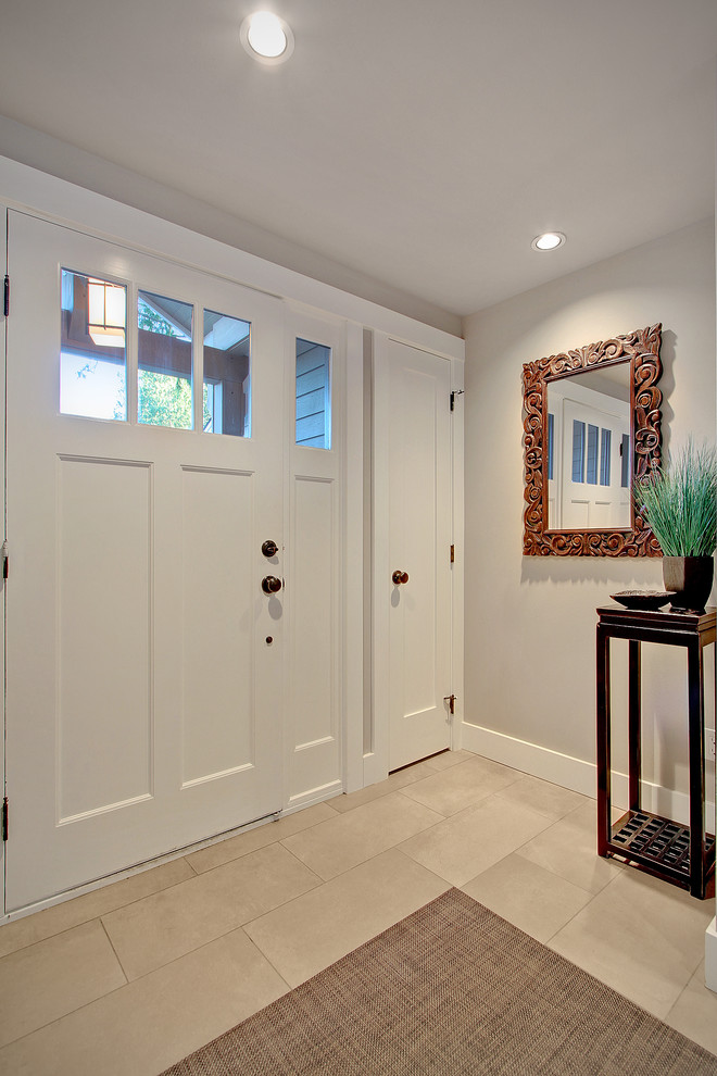На фото: фойе среднего размера в стиле кантри с белыми стенами, полом из керамической плитки, одностворчатой входной дверью и белой входной дверью с
