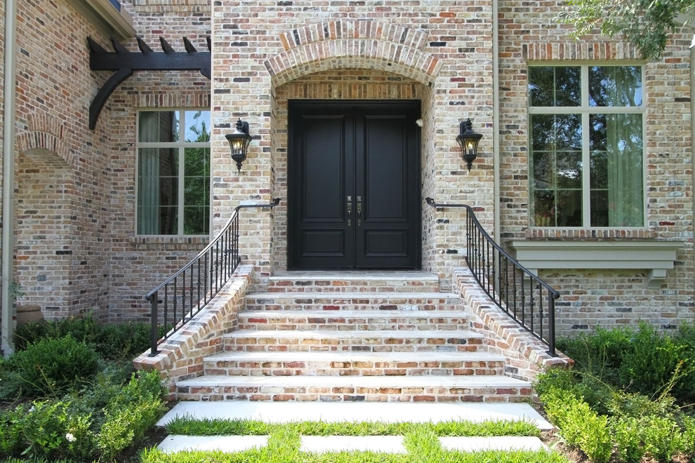 This is an example of a traditional entrance in Houston.