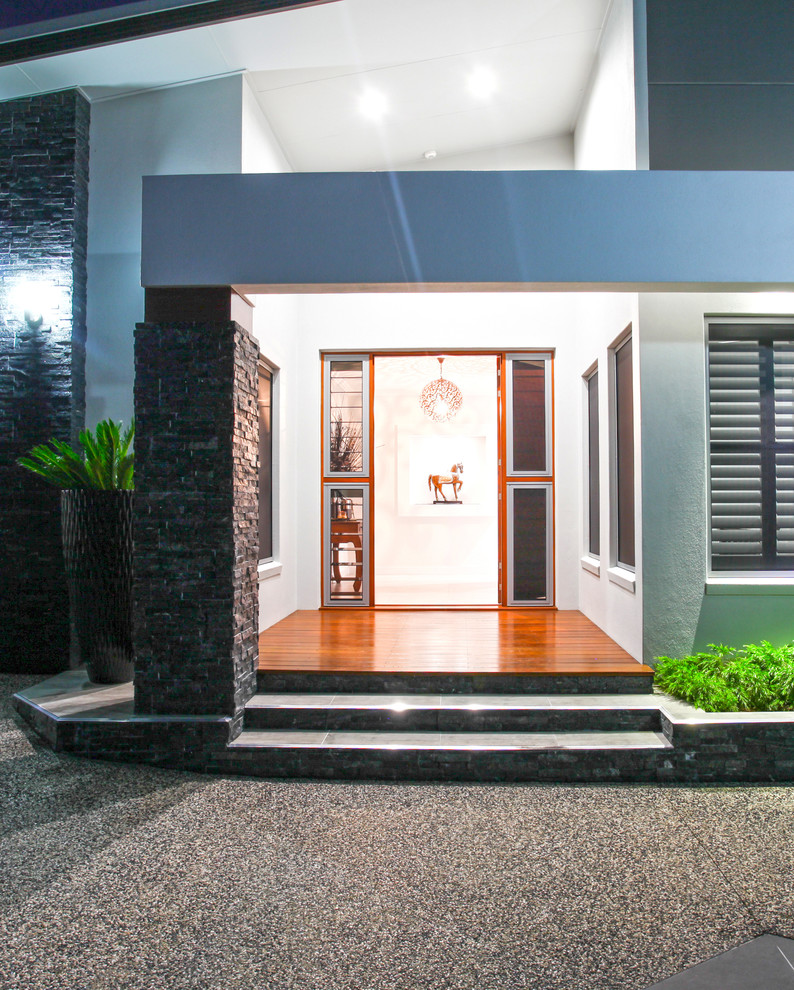 Cette photo montre une grande porte d'entrée tendance avec un mur blanc, un sol en bois brun, une porte simple et une porte en bois brun.