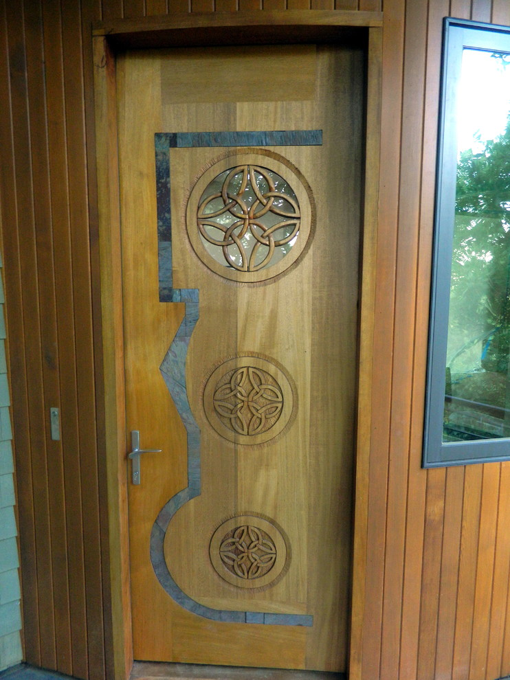 Bild på en mellanstor vintage ingång och ytterdörr, med en enkeldörr och mellanmörk trädörr