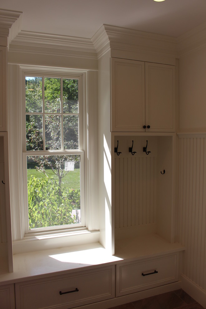 Источник вдохновения для домашнего уюта: тамбур в стиле неоклассика (современная классика) с белыми стенами, одностворчатой входной дверью и белой входной дверью