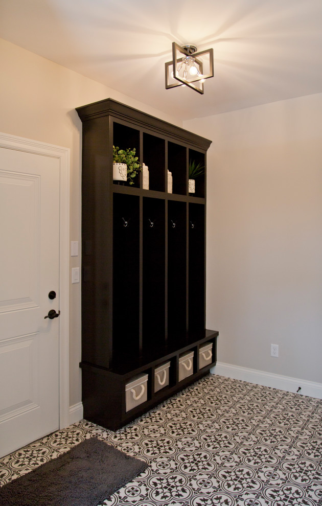 Exempel på ett mellanstort klassiskt kapprum, med beige väggar, klinkergolv i keramik, en enkeldörr, en vit dörr och flerfärgat golv