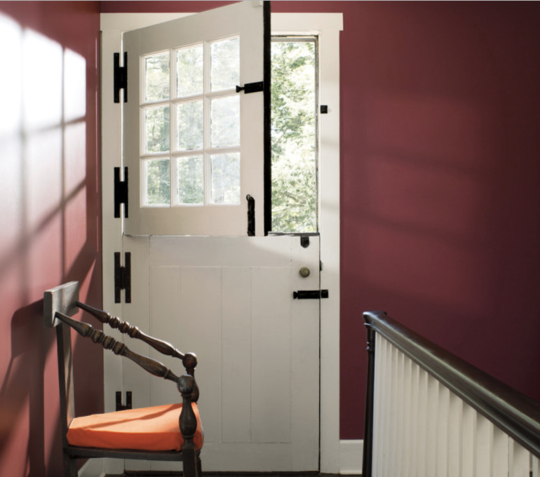Foto de puerta principal de estilo de casa de campo de tamaño medio con paredes rojas, puerta tipo holandesa y puerta blanca
