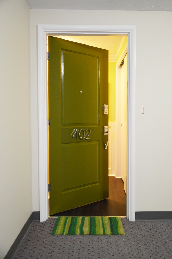 Asiatisk inredning av en liten ingång och ytterdörr, med gröna väggar, vinylgolv, en enkeldörr och en grön dörr