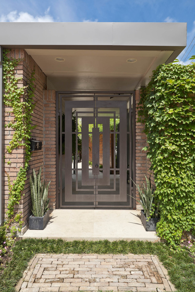 Example of a mid-century modern entryway design in Houston