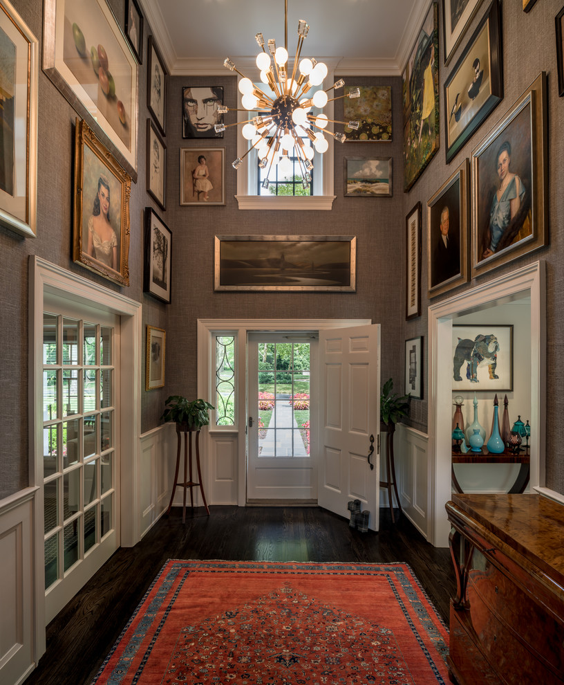 Großes Klassisches Foyer mit grauer Wandfarbe, dunklem Holzboden, Einzeltür, weißer Haustür und braunem Boden in Wilmington
