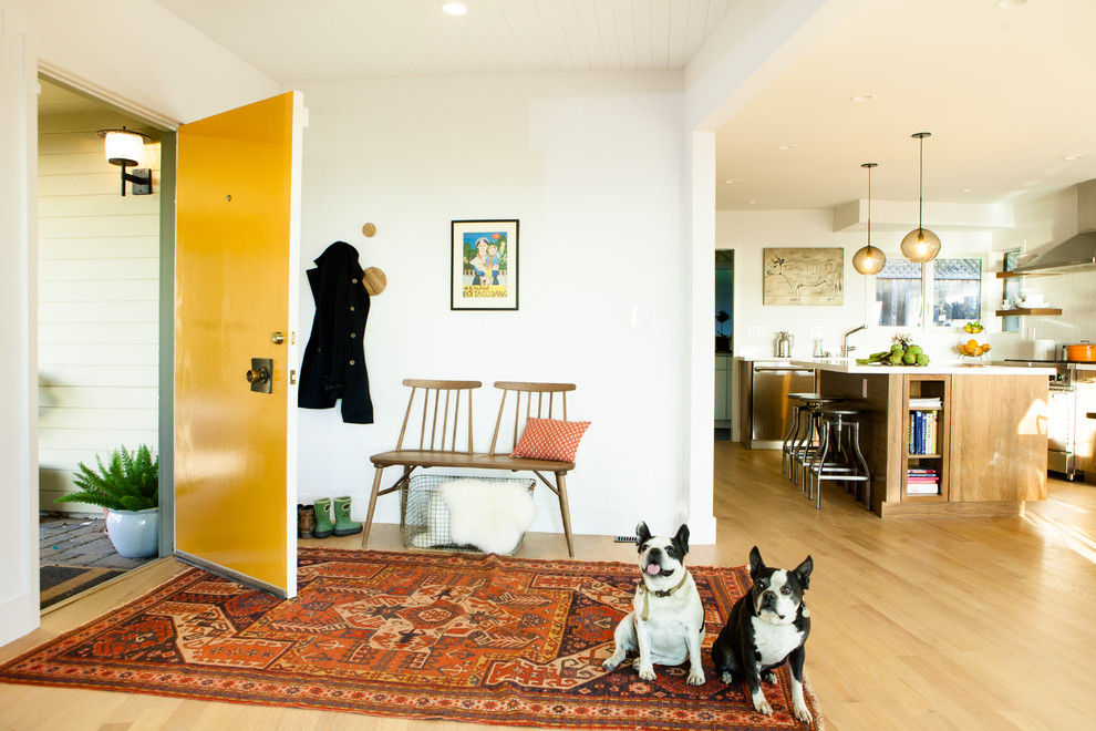 Источник вдохновения для домашнего уюта: фойе среднего размера со шкафом для обуви в стиле ретро с белыми стенами, светлым паркетным полом, одностворчатой входной дверью и желтой входной дверью