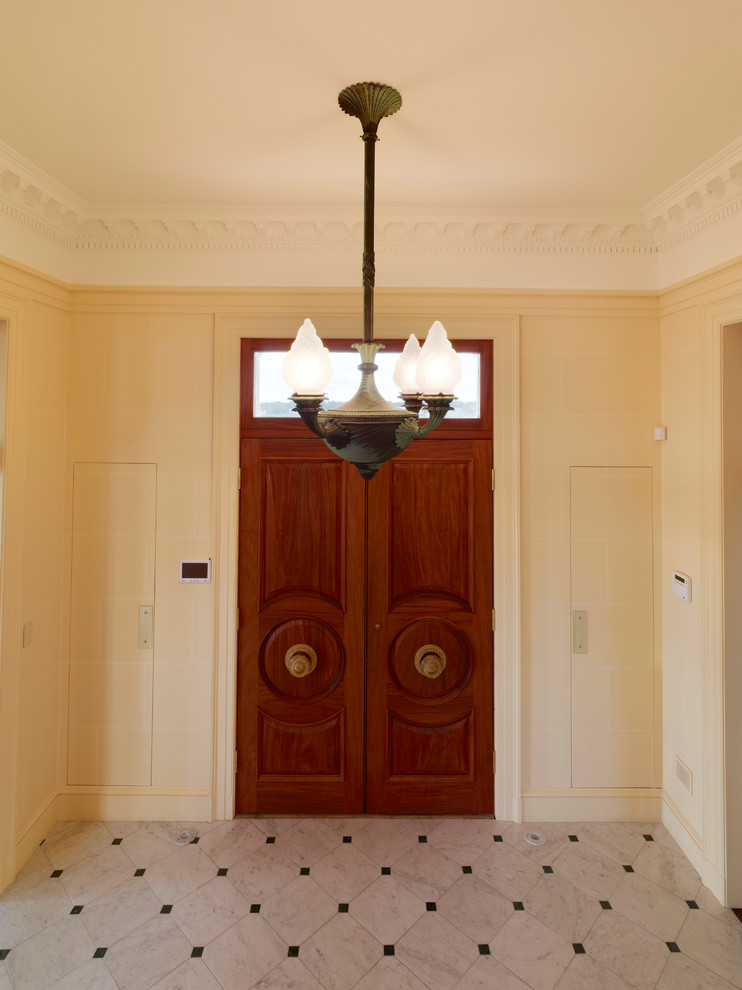 Источник вдохновения для домашнего уюта: фойе среднего размера в викторианском стиле с желтыми стенами, мраморным полом, двустворчатой входной дверью, входной дверью из темного дерева и белым полом