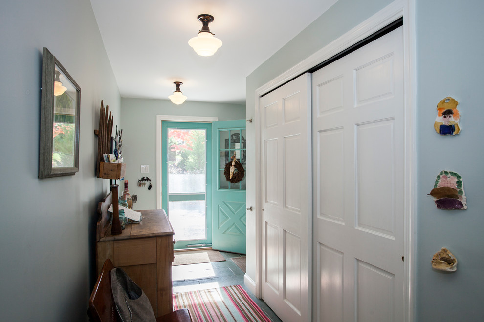 На фото: маленький тамбур в классическом стиле с синими стенами, полом из сланца, одностворчатой входной дверью и синей входной дверью для на участке и в саду с