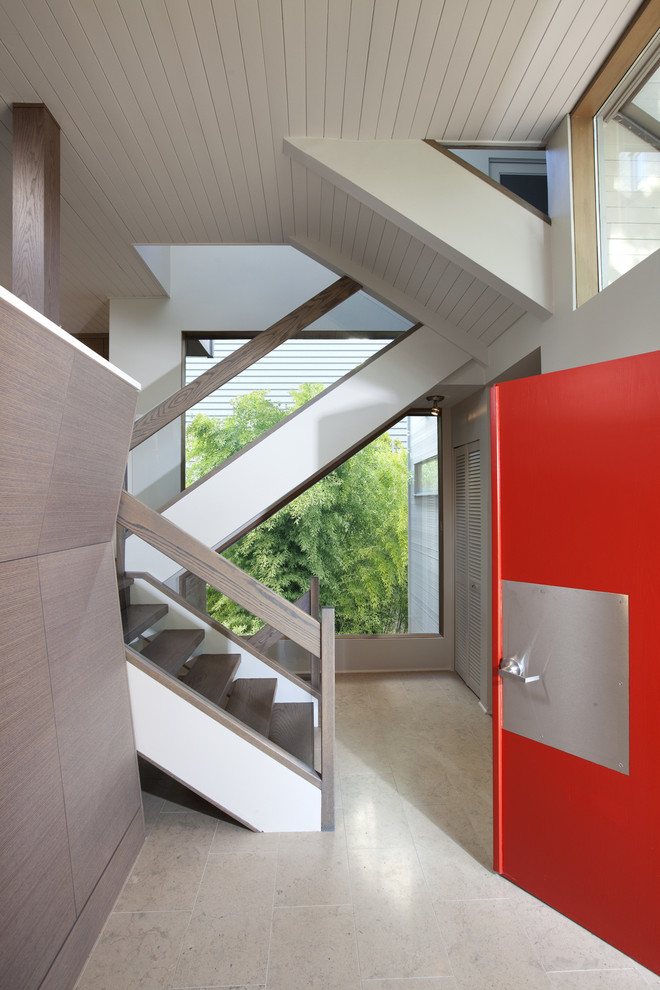 Свежая идея для дизайна: прихожая в современном стиле с красной входной дверью - отличное фото интерьера