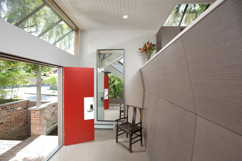 На фото: входная дверь среднего размера в современном стиле с белыми стенами, красной входной дверью и двустворчатой входной дверью с