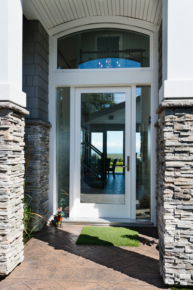 Idée de décoration pour une porte d'entrée tradition de taille moyenne avec un mur gris, sol en béton ciré, une porte simple et une porte en verre.