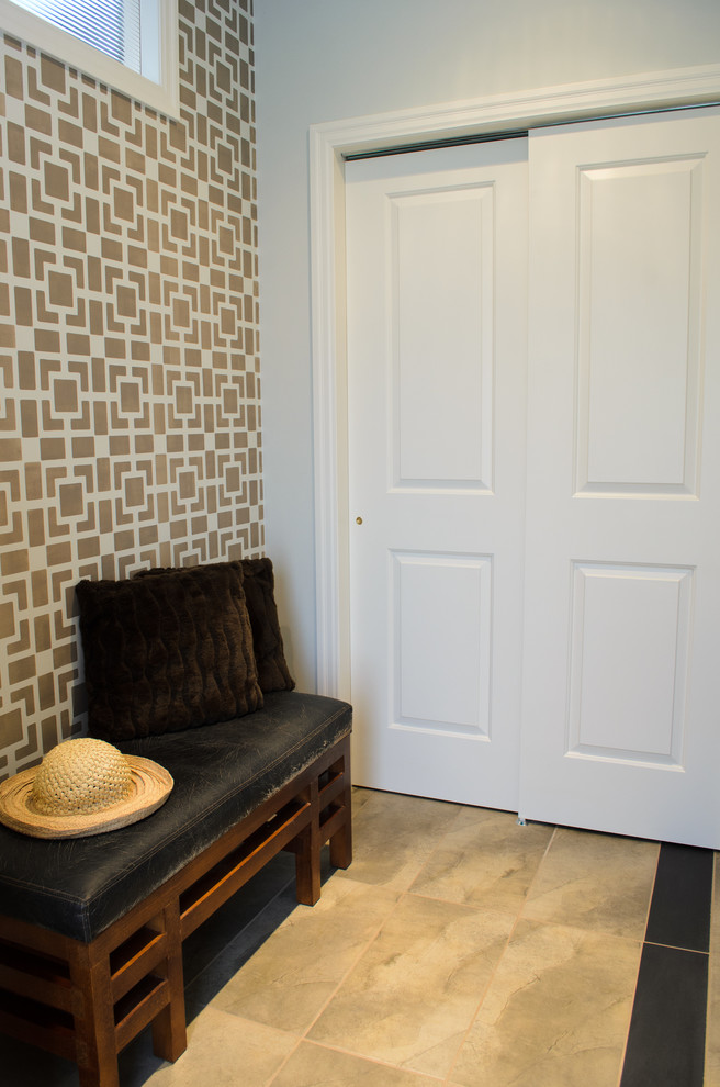 Exemple d'un petit hall d'entrée chic avec un mur gris et un sol en marbre.