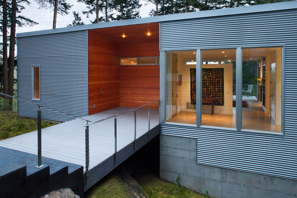 Mittelgroße Moderne Haustür mit Einzeltür, weißer Wandfarbe und hellem Holzboden in Seattle