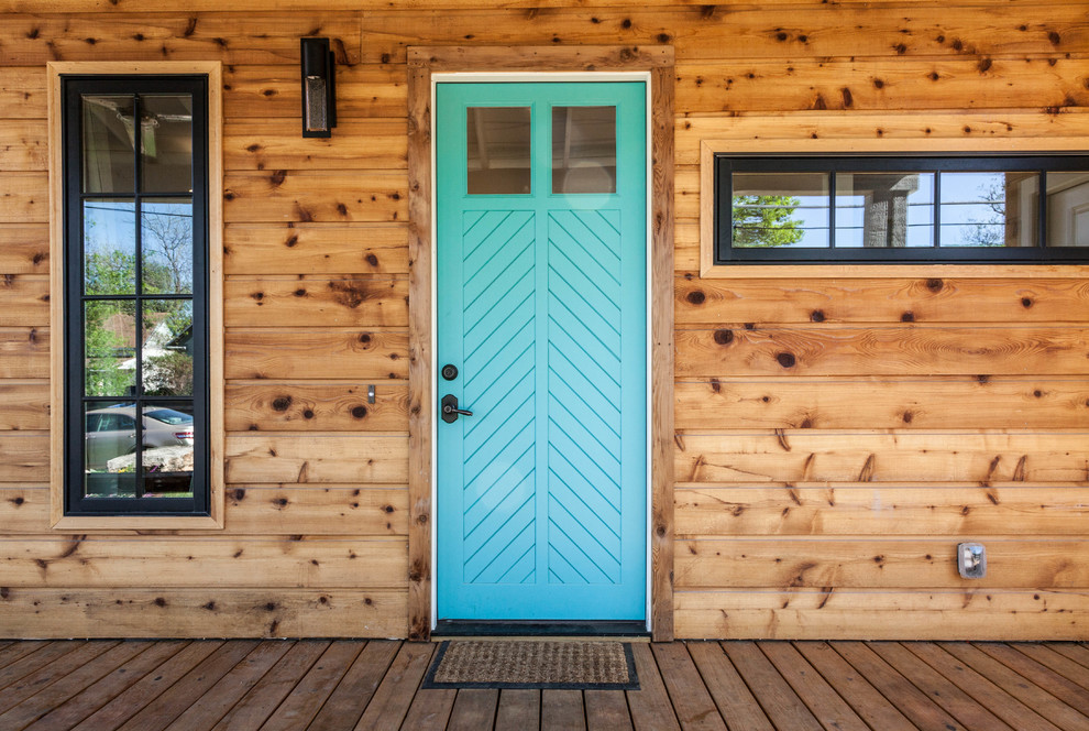 Diseño de entrada campestre con puerta simple y puerta azul
