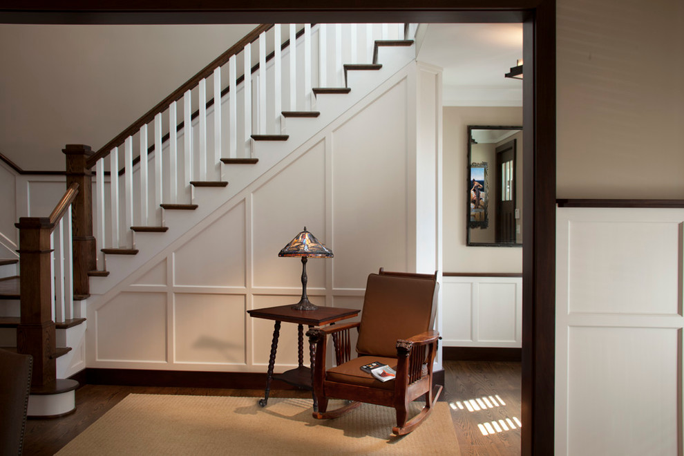 Mittelgroßes Klassisches Foyer mit beiger Wandfarbe, braunem Holzboden, Einzeltür und dunkler Holzhaustür in Washington, D.C.