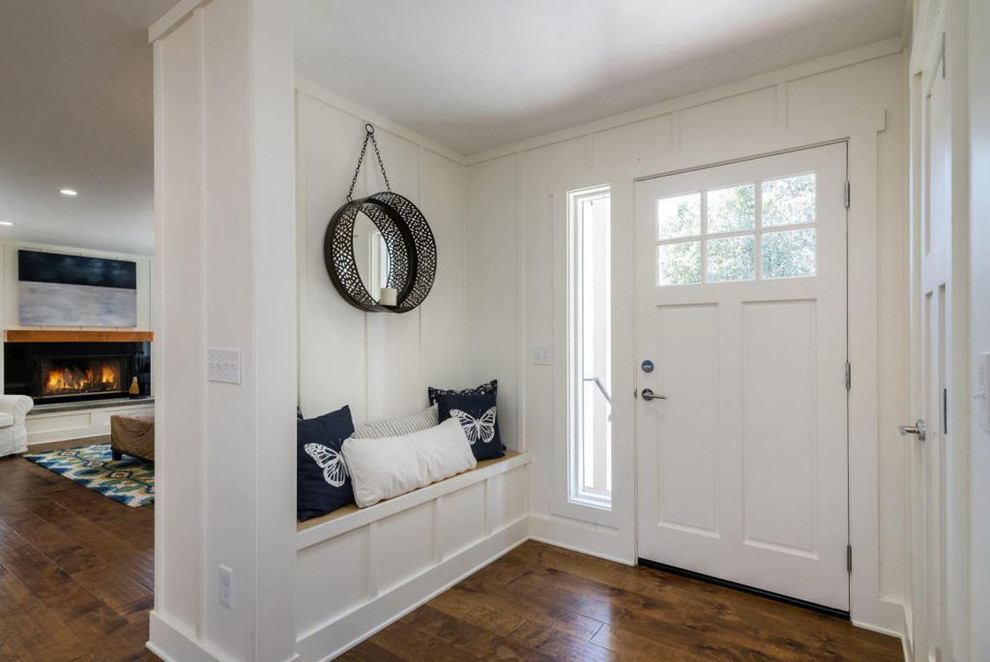 Idee per una porta d'ingresso stile marinaro di medie dimensioni con pareti bianche, pavimento in legno massello medio, una porta singola, una porta bianca e pavimento marrone