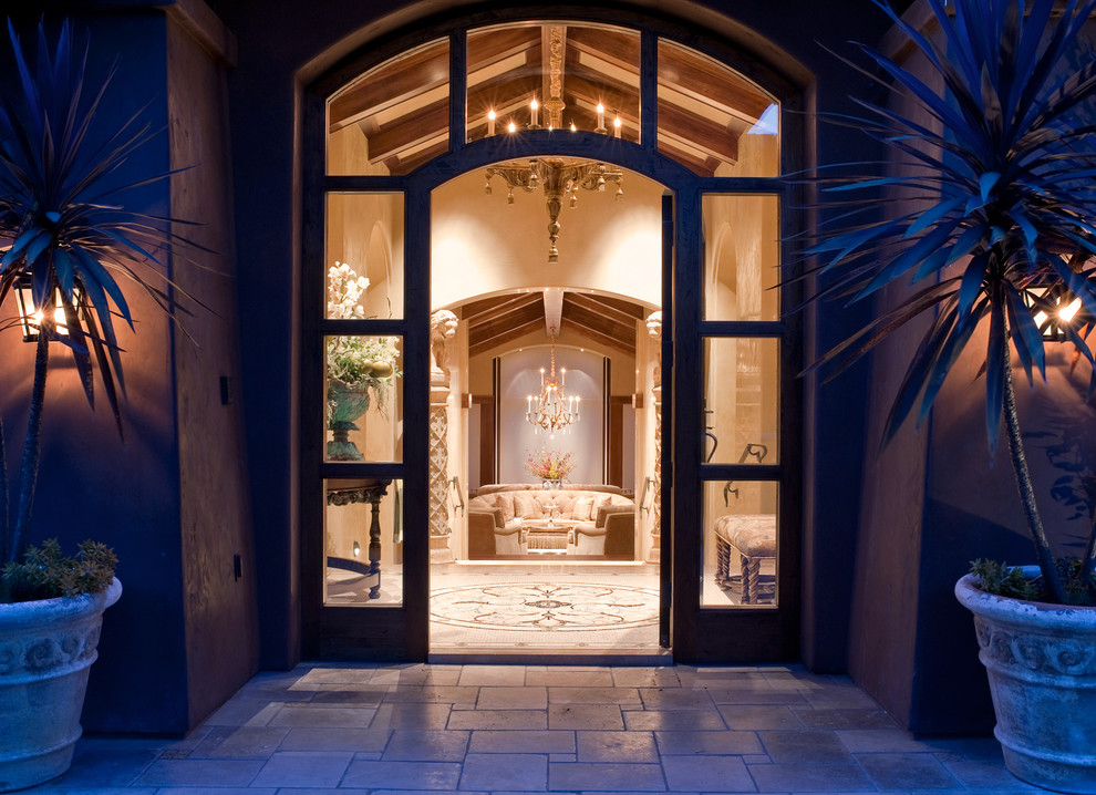 Идея дизайна: большая входная дверь в средиземноморском стиле с одностворчатой входной дверью, коричневыми стенами и бетонным полом