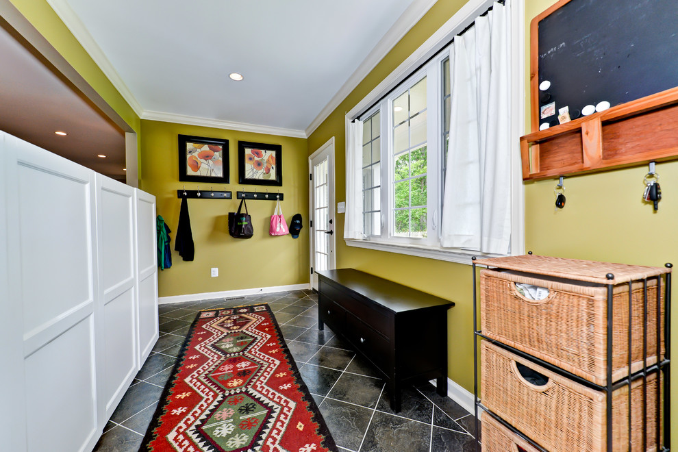 ワシントンD.C.にあるトランジショナルスタイルのおしゃれなマッドルーム (緑の壁、磁器タイルの床) の写真