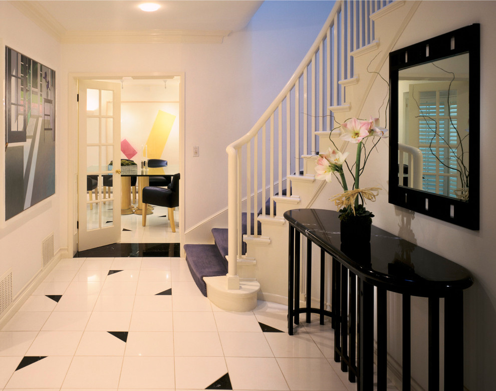 Источник вдохновения для домашнего уюта: фойе среднего размера в стиле модернизм с белыми стенами и полом из керамогранита