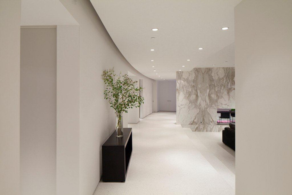Imagen de hall moderno de tamaño medio con paredes blancas, suelo de cemento, puerta simple, puerta marrón y suelo blanco