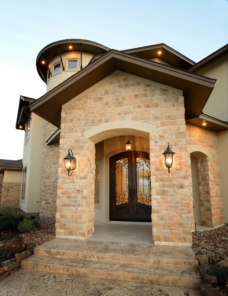 Example of a mountain style entryway design in Houston