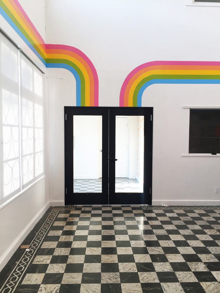 На фото: огромное фойе в стиле модернизм с белыми стенами, мраморным полом и двустворчатой входной дверью