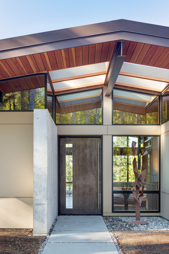 Mittelgroße Rustikale Haustür mit beiger Wandfarbe, Betonboden, Drehtür, grauer Haustür und freigelegten Dachbalken in Seattle