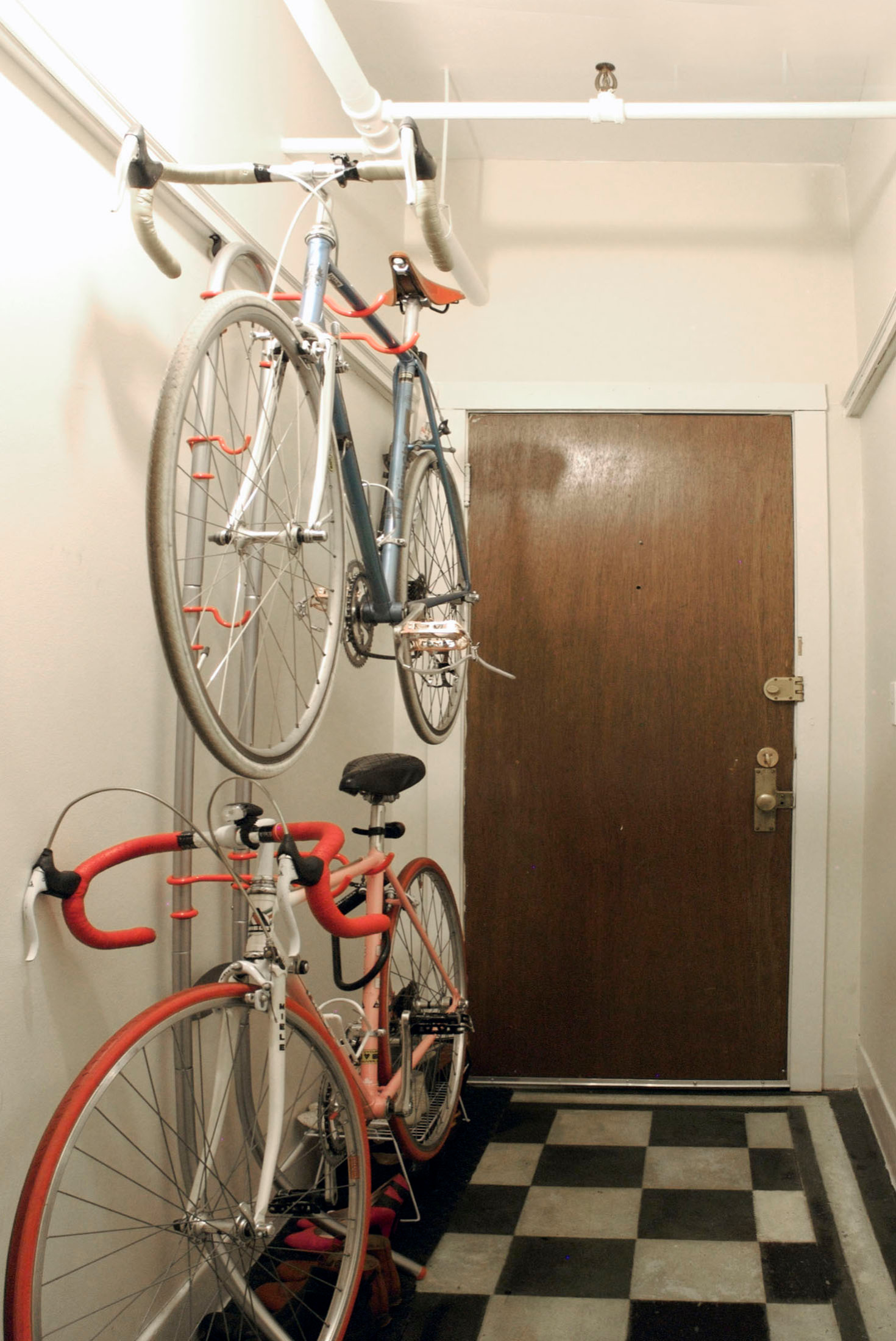 Можно ставить велосипед на. Место для велосипеда в прихожей. Велосипед в коридоре. Крепление для велосипеда на стену в подъезде. Хранение велосипедов.
