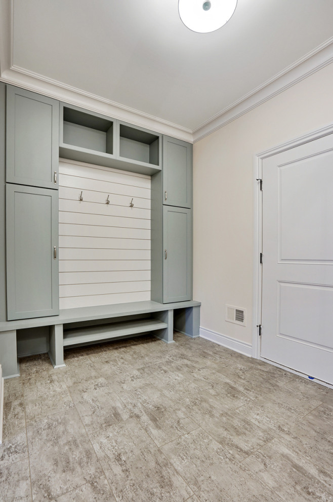 Стильный дизайн: большой тамбур со шкафом для обуви в классическом стиле с бежевыми стенами, полом из ламината, одностворчатой входной дверью, белой входной дверью и серым полом - последний тренд
