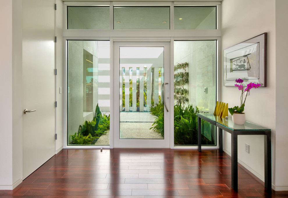 Design ideas for a modern entrance in Tampa.