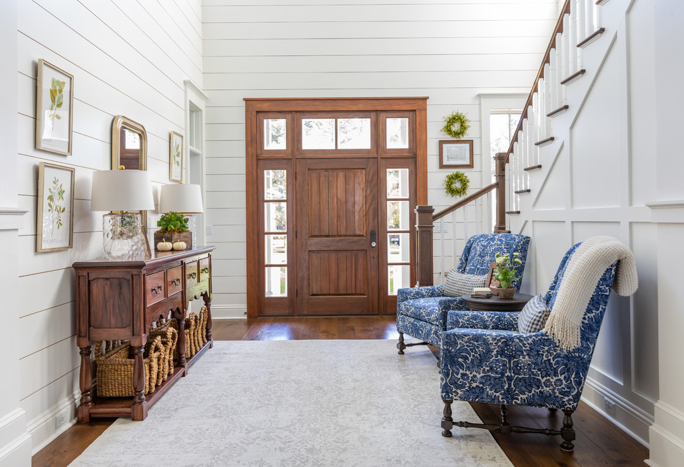 Diseño de hall de estilo de casa de campo con paredes blancas, suelo de madera en tonos medios, puerta simple, puerta de madera en tonos medios y suelo marrón