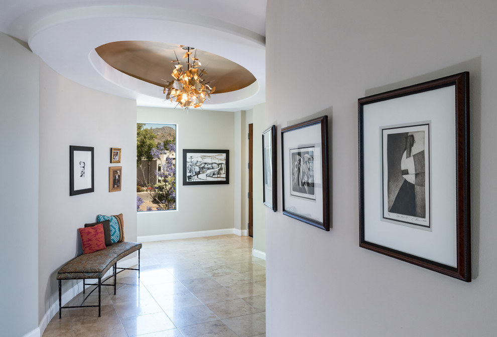 Großes Modernes Foyer mit beiger Wandfarbe, Marmorboden, Einzeltür, dunkler Holzhaustür und beigem Boden in Phoenix