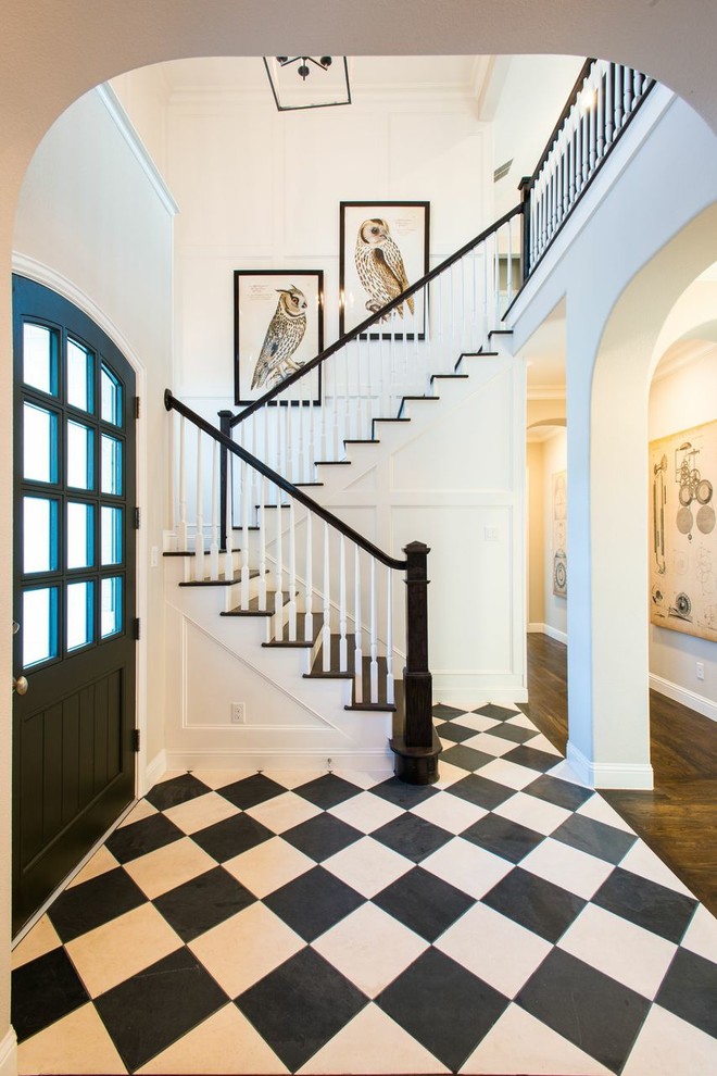 Idéer för en klassisk entré, med vita väggar, en enkeldörr, en svart dörr och flerfärgat golv