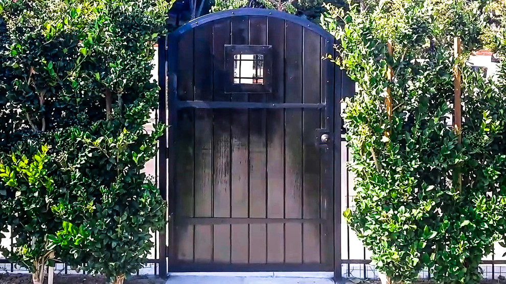 Bild på en liten eklektisk entré, med en svart dörr