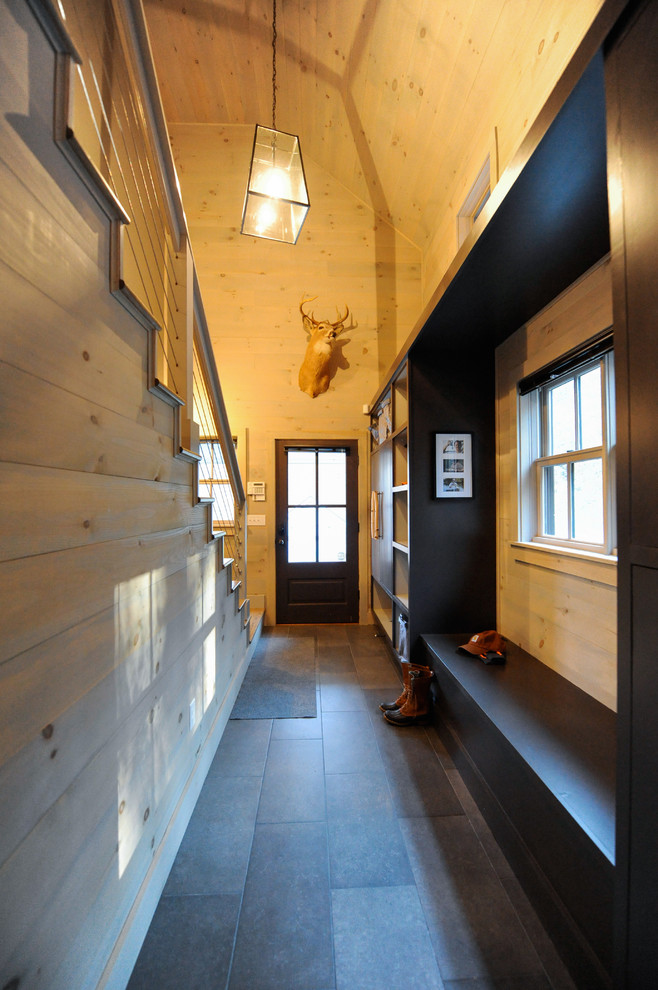 Foto di un ingresso con anticamera minimalista con pareti grigie, pavimento con piastrelle in ceramica e una porta singola