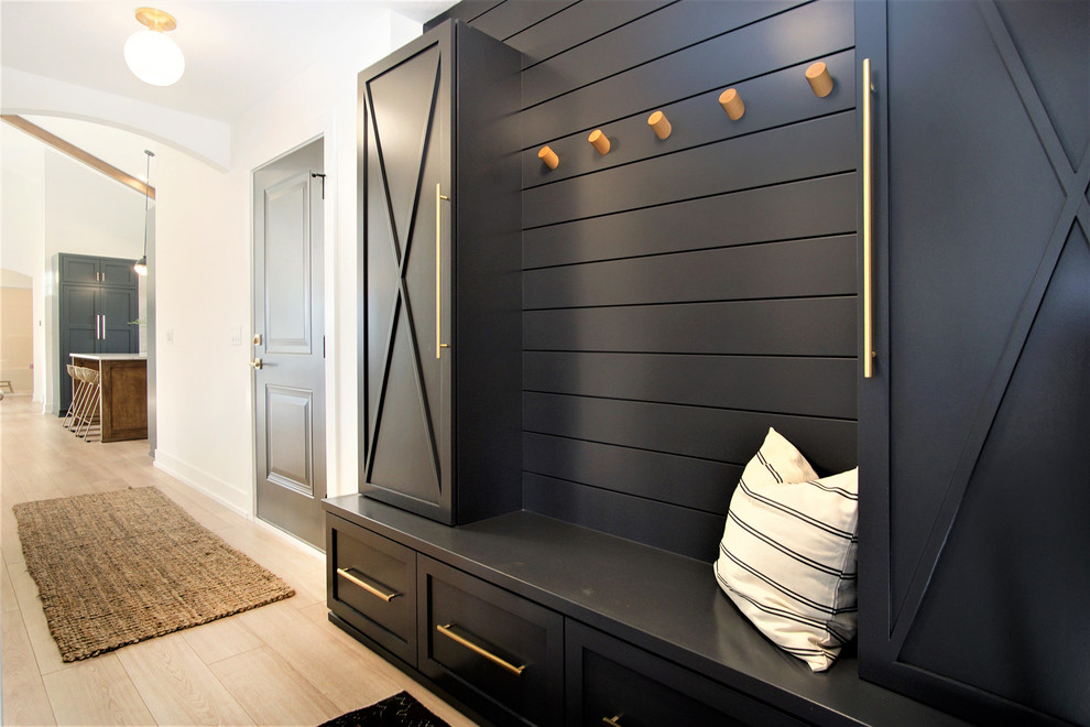 Стильный дизайн: тамбур среднего размера в скандинавском стиле с белыми стенами, светлым паркетным полом, бежевым полом, одностворчатой входной дверью и черной входной дверью - последний тренд