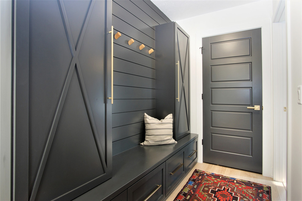 Ejemplo de vestíbulo posterior nórdico de tamaño medio con paredes blancas, suelo de madera clara, suelo beige, puerta simple y puerta negra