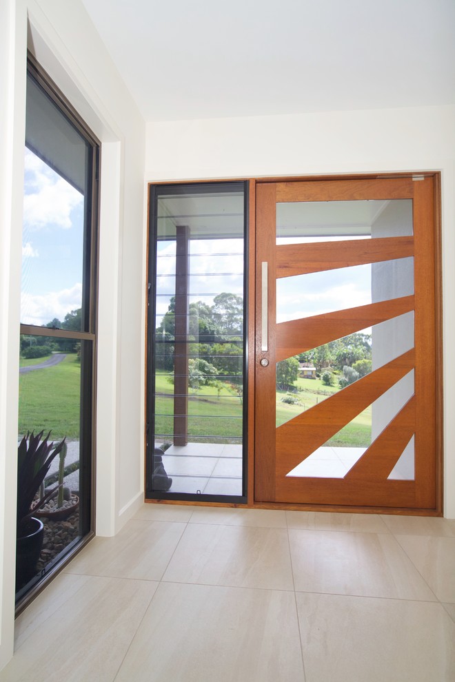 Mittelgroße Moderne Haustür mit weißer Wandfarbe, Keramikboden, Drehtür und hellbrauner Holzhaustür in Sunshine Coast