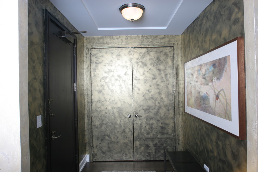 Mittelgroßer Moderner Eingang mit Korridor, metallicfarbenen Wänden, dunklem Holzboden, Einzeltür und schwarzer Haustür in New York