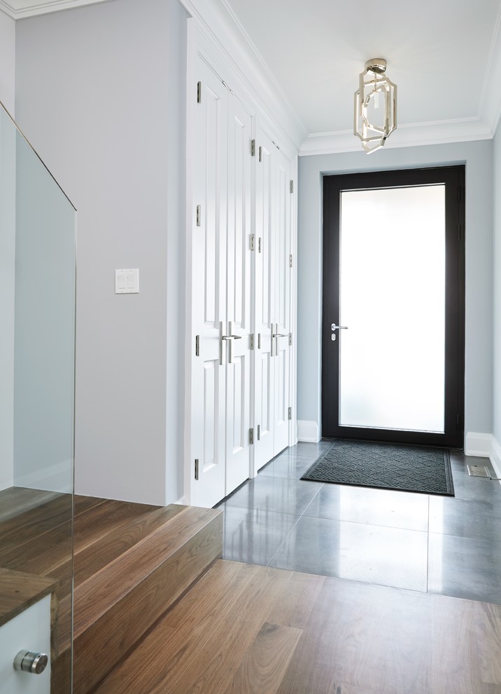 Стильный дизайн: маленькая входная дверь в стиле неоклассика (современная классика) с синими стенами, полом из керамогранита, одностворчатой входной дверью и стеклянной входной дверью для на участке и в саду - последний тренд