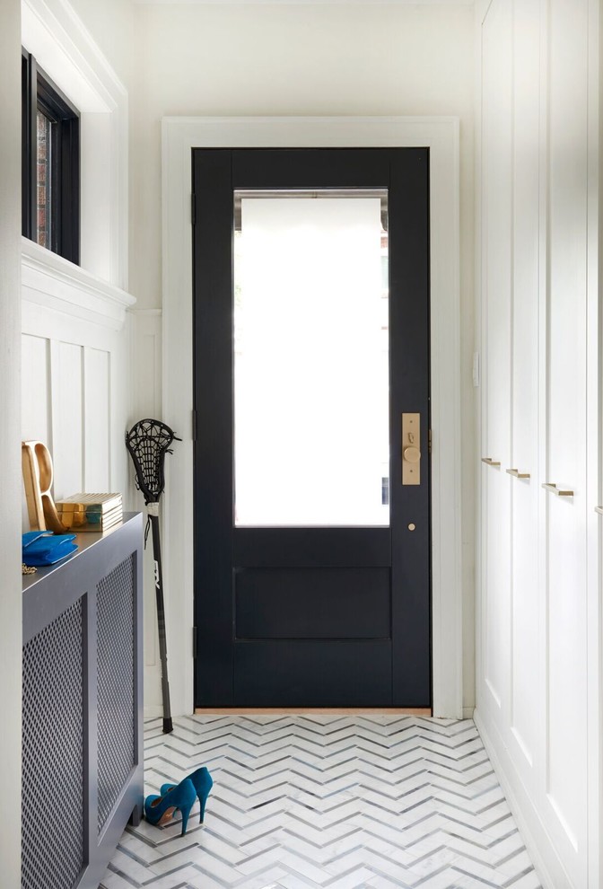Foto di un piccolo corridoio moderno con pareti bianche, pavimento con piastrelle in ceramica, una porta singola e una porta nera